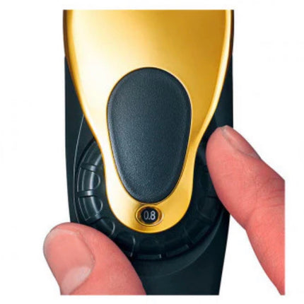 Professionele tondeuse "Gold Edition

Krachtig - Lineaire motor met Constant Control voor constante hoge prestaties, zelfs bij dik haar
Precise - tondeusemes met DLC (beweegbaar mes) of titanium coating (vast mes), X-Taper Blade 2.0, X-vormig tondeusemes voor hogere snijprestaties, vangt en knipt het haar nog beter
Veelzijdig - snijlengte in 5 stappen instelbaar van 0,8 - 2,0 mm in stappen van 0,3 mm, snelkeuzeknop, opzetkammen voor snijlengtes van 3/4, 6/9, 12/15 en 19/25 mm
Praktisch - accu- (Li-Ion) en n